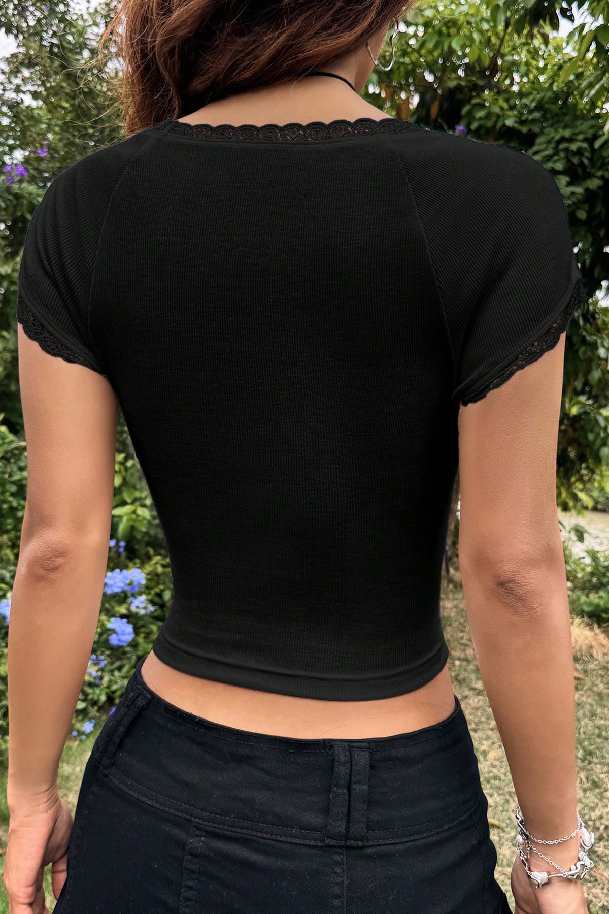 Kadın Siyah Göğsü ve Kolları Dantelli Fiyonklu Kısa Kol Crop Top Bluz