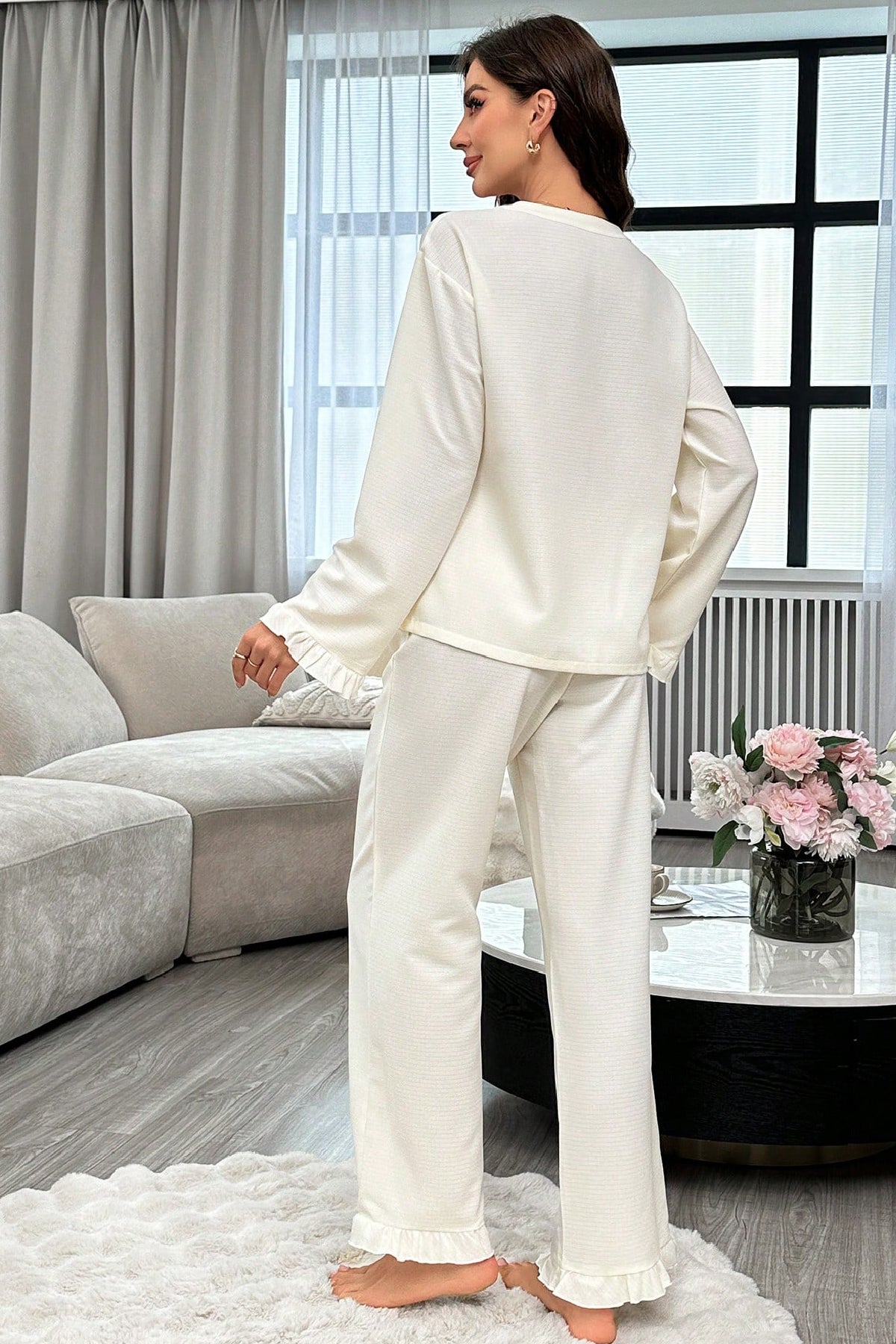 Kadın Beyaz Önden Bağlamalı Kolu ve Paçası Fırfır Detaylı Uzun Kollu Pijama Takımı