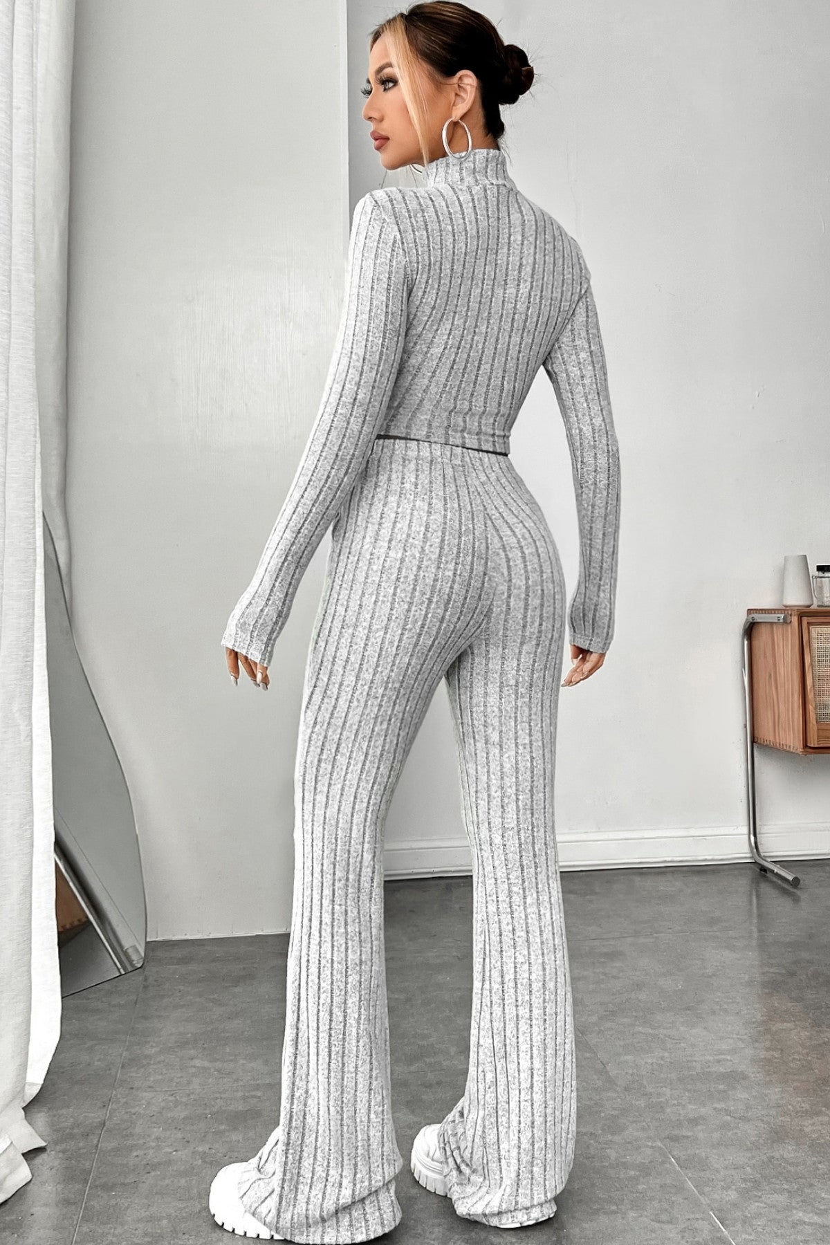 Kadın Gri Çizgili Boğazlı Crop Top ve Yüksek Bel Pantolon Takım