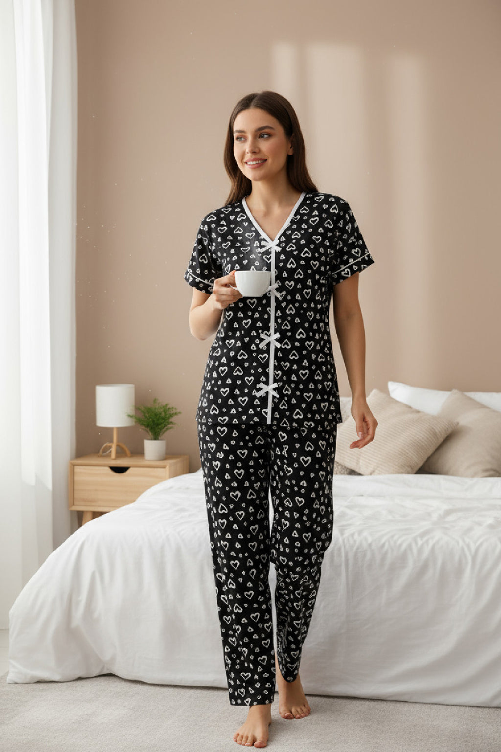 Kadın Siyah Kalp Desenli Fiyonklu Kısa Kollu Uzun Pijama Takımı
