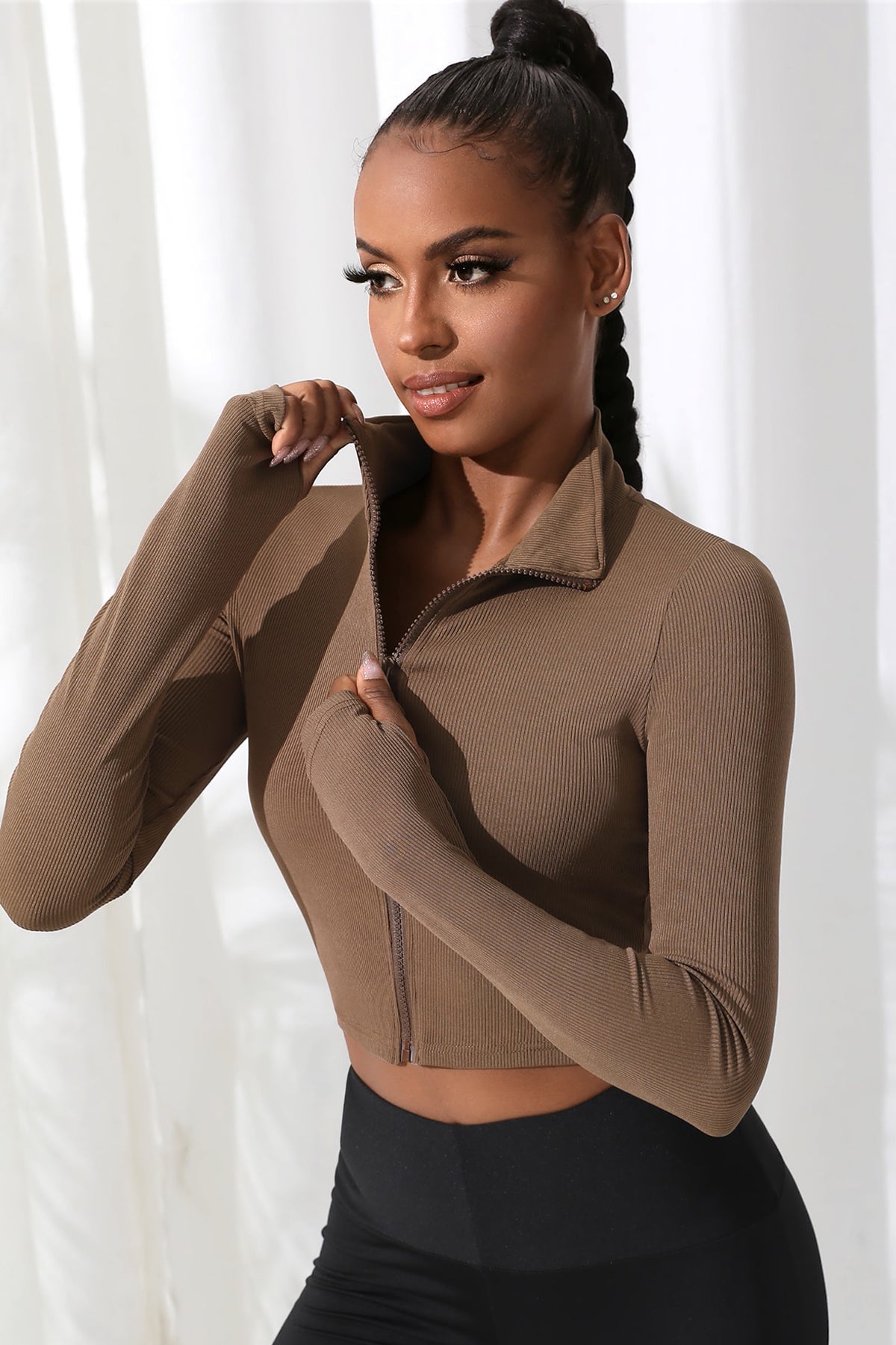 Kadın Kahverengi Uzun Kol Fermuarlı Parmak Geçme Detaylı Dik Yaka Crop Top Bluz