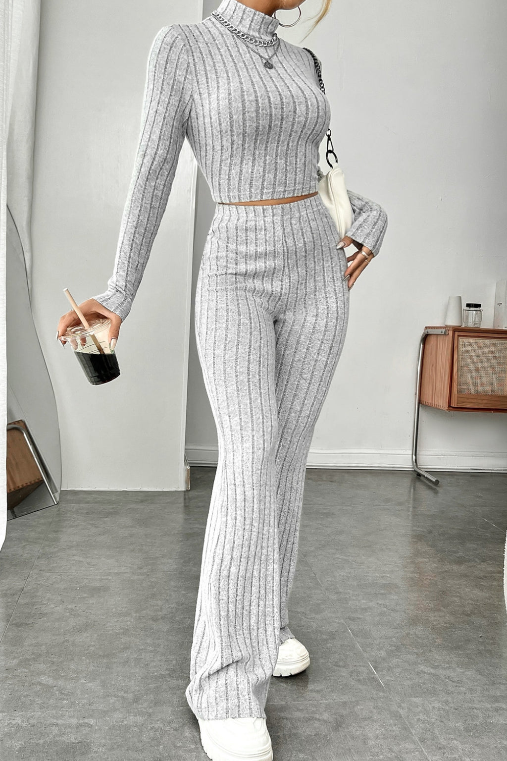 Kadın Gri Çizgili Boğazlı Crop Top ve Yüksek Bel Pantolon Takım