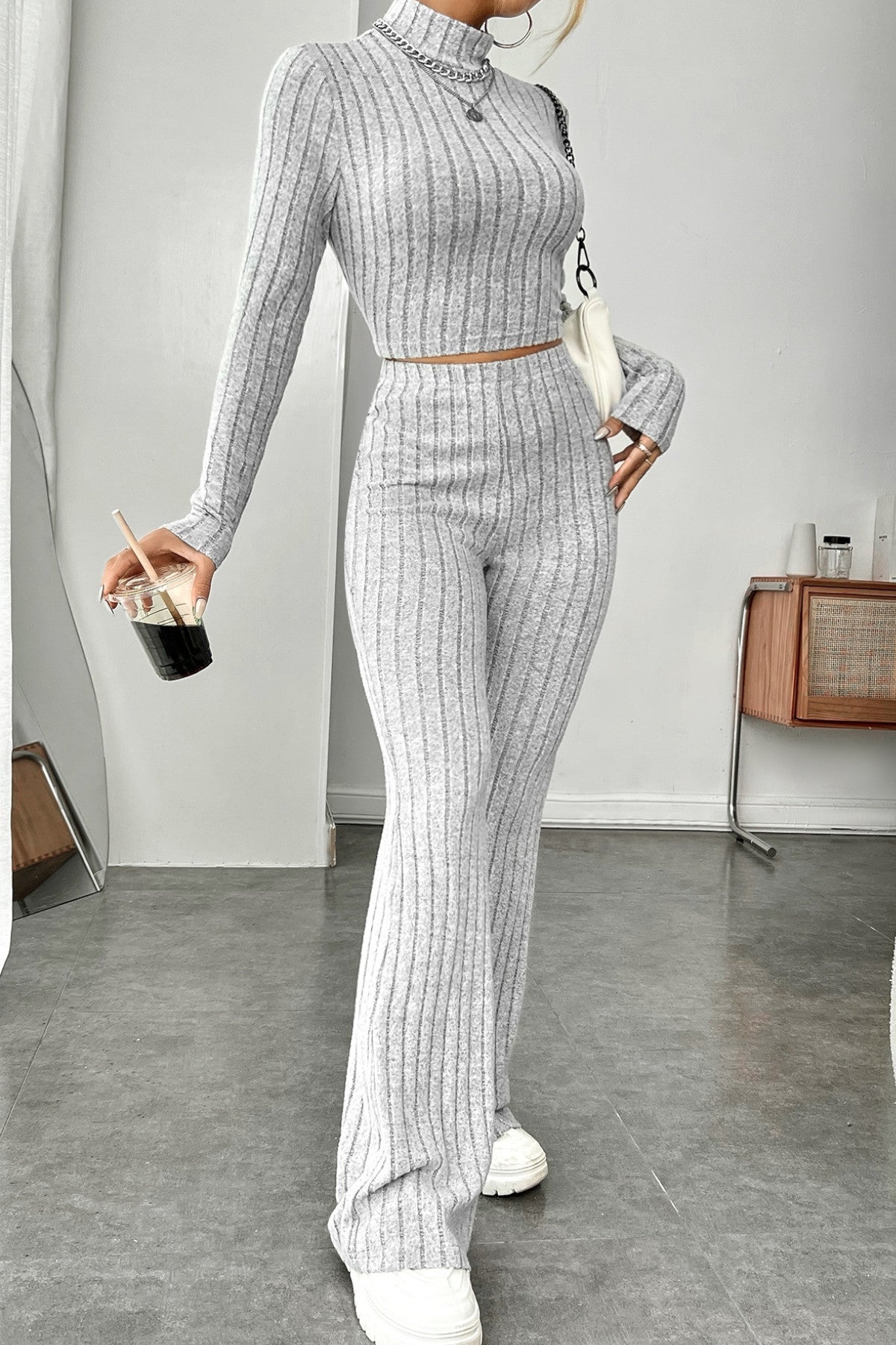 Kadın Gri Çizgili Boğazlı Crop Top ve Yüksek Bel Pantolon Takım