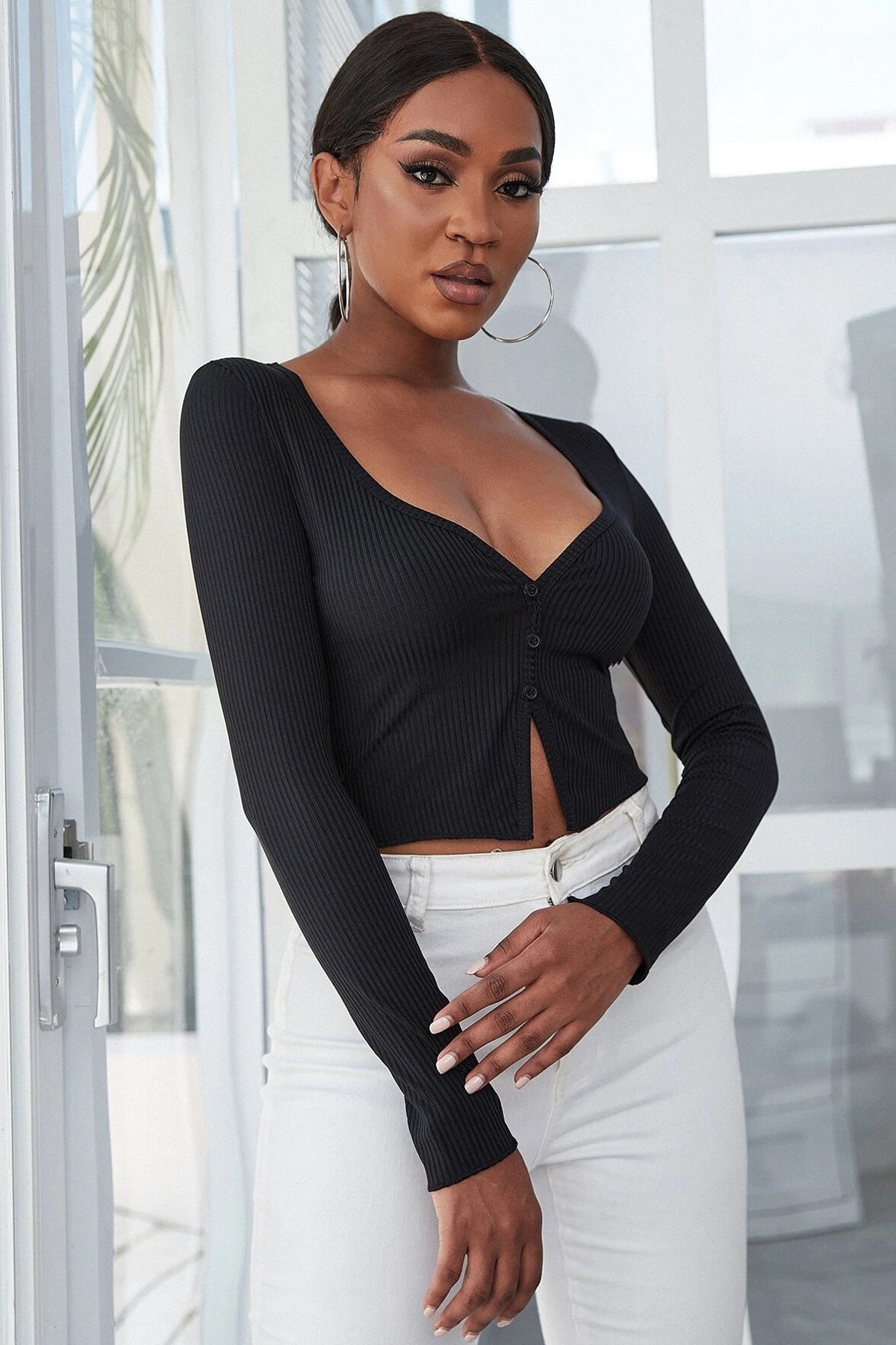 Kadın Siyah Uzun Kollu Düğmeli Göğüs ve Göbek Dekolteli Crop Top Bluz