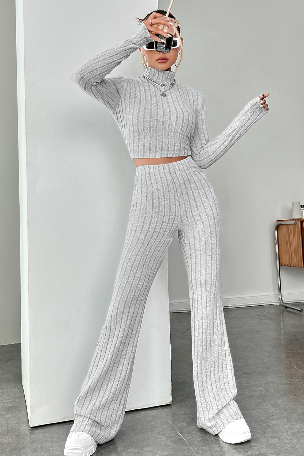 Kadın Gri Çizgili Boğazlı Crop Top ve Yüksek Bel Pantolon Takım