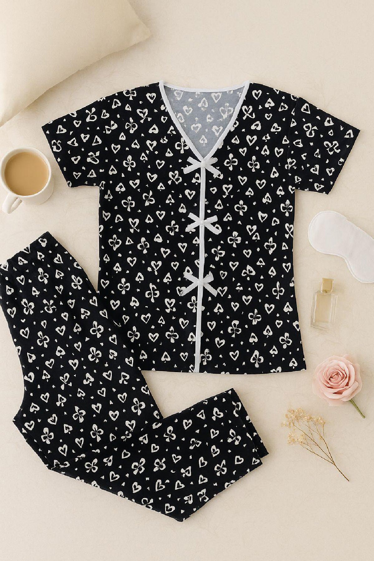 Kadın Siyah Beyaz Kalp Desenli Fiyonklu Kısa Kollu Pijama Takımı