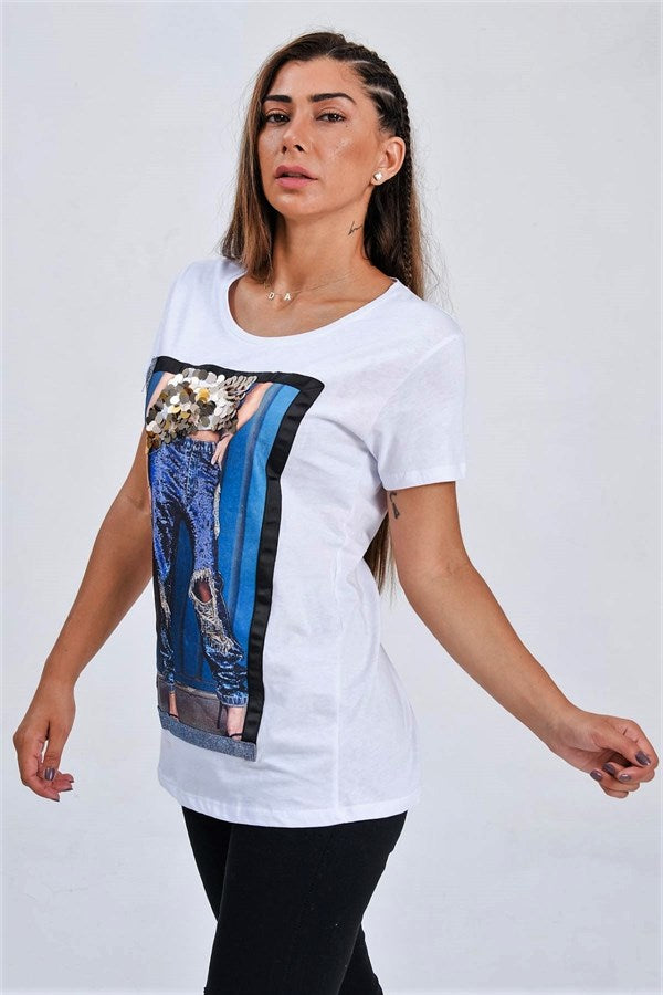 Beyaz Baskılı Pul İşlemeli Sim Şeritli T-Shirt
