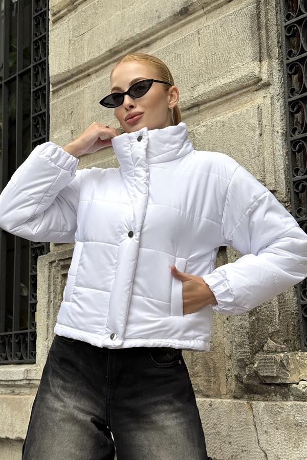 Beyaz Dik Yaka Çıtçıtlı Fermuarlı Kısa Şişme Mont