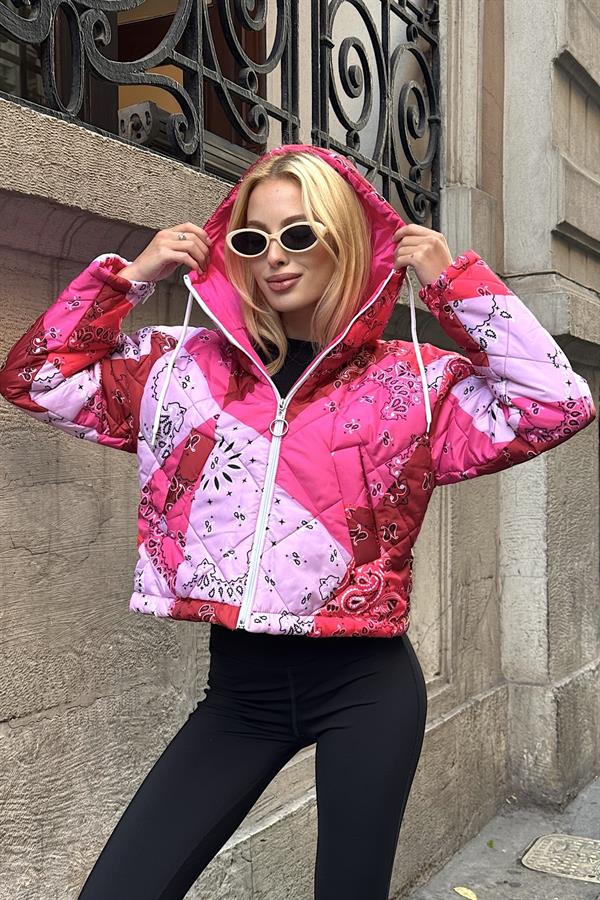 Pembe Desenli Kapüşonlu Kolları Fermuarlı Kısa Şişme Mont