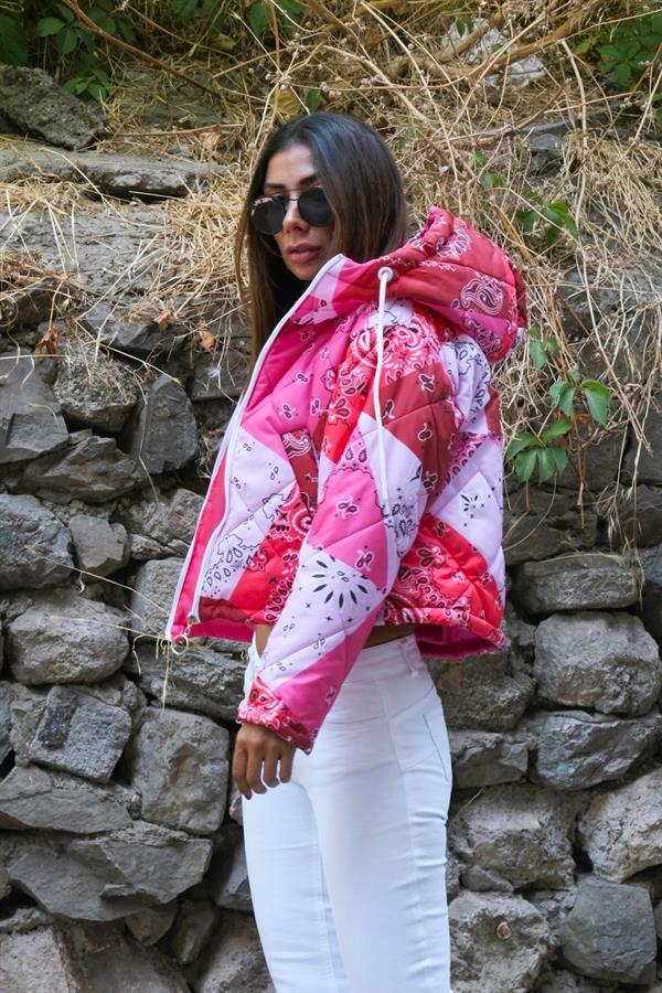 Pembe Desenli Kapüşonlu Kolları Fermuarlı Kısa Şişme Mont