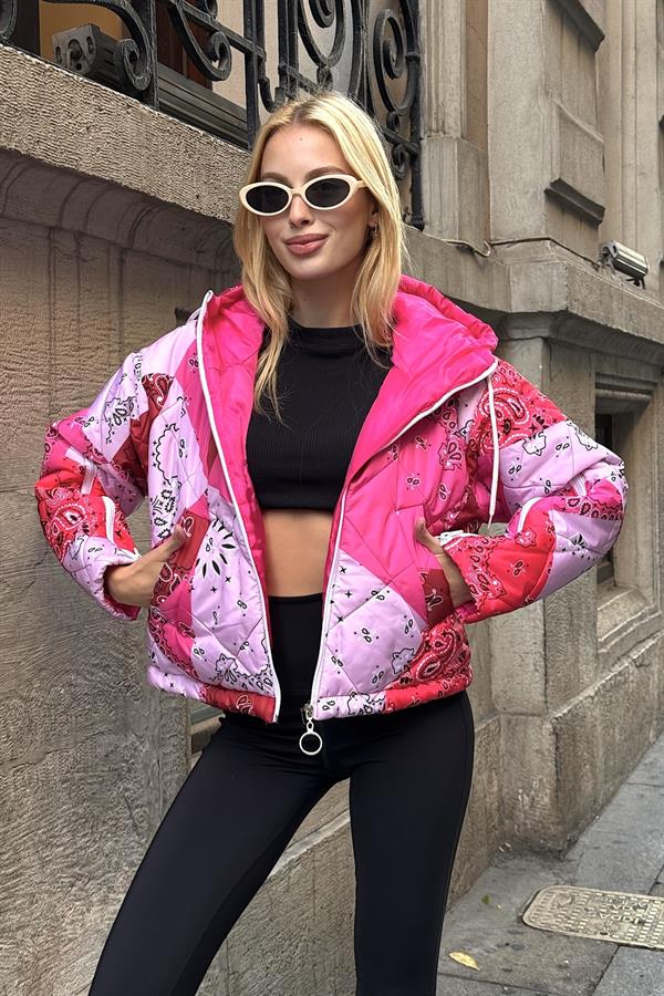 Pembe Desenli Kapüşonlu Kolları Fermuarlı Kısa Şişme Mont
