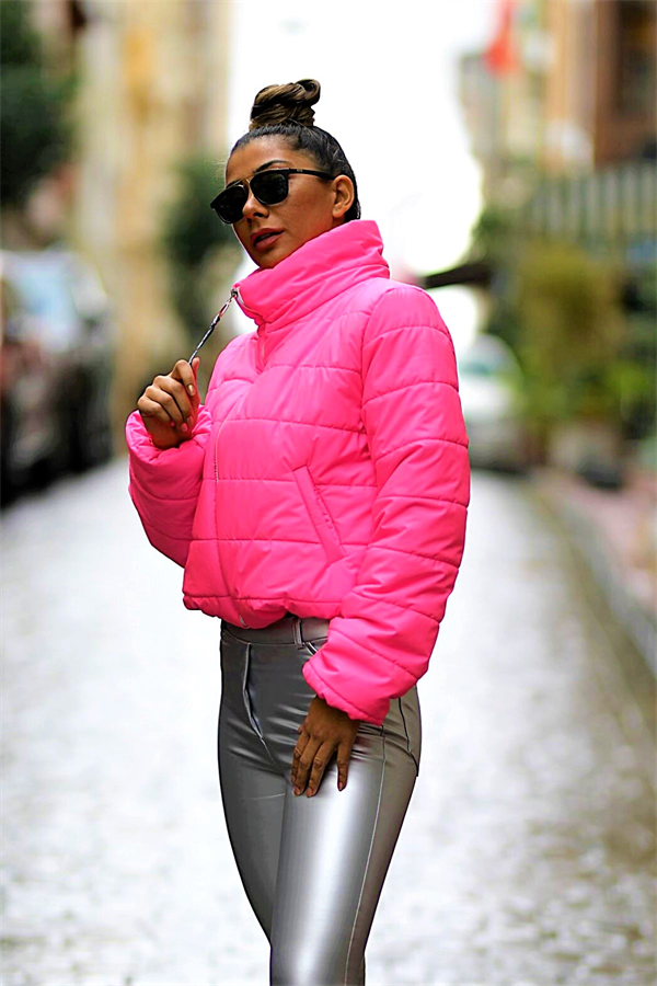 Pembe Su Geçirmez Dik Yaka Kısa Şişme Mont